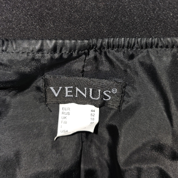 Black on black Venus blazer with pleated waist design - Picture 2 of 4